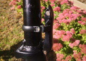 Scharnier am Lenker lösen und Lenker abknicken