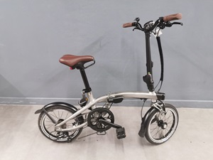 1. Schritt: Sattel einschieben und ggf. Pedalen einklappen