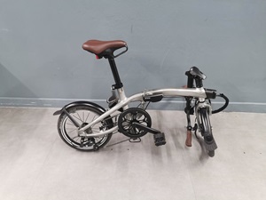 2. Schritt: Lenkerscharnier lösen und Lenker abknicken