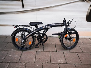 2. Schritt: Lenker abknicken und ggf. Pedalen einklappen