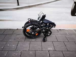 3. Schritt: Hauptscharnier lösen und Faltrad zusammenklappen