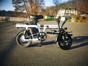 2. Schritt: Lenker abknicken und ggf. Pedalen einklappen