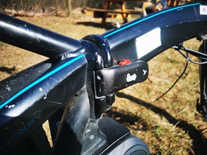 2. Schritt: Hauptscharnier lösen