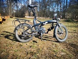 1. Schritt: Lenker abknicken und Sattel einschieben