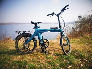 1. Schritt: Sattel einfahren und ggf. Pedalen einklappen