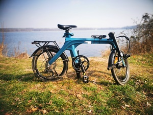 2. Schritt: Lenkerscharnier lösen und Lenker abknicken