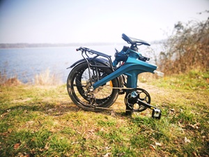 3. Schritt: Hauptscharnier lösen und Fiido X zusammenklappen