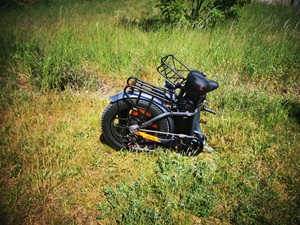 Vakole Y20 Pro vollständig zusammengefaltet auf Wiese stehend