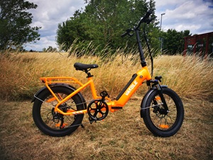 Vakole VT4 mit eingeschobenem Sattel und vorbereiteten Pedalen auf einer Wiese