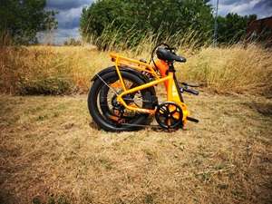 Vakole VT4 vollständig zusammengefaltet auf einer Wiese