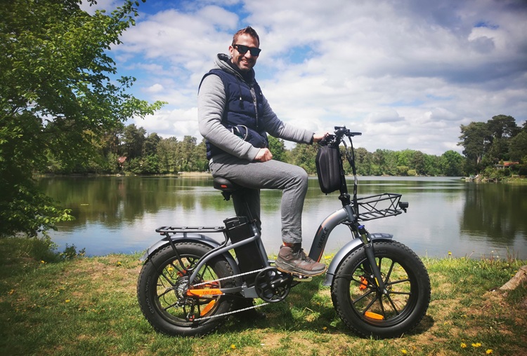 Vakole Y20 Pro E-Fatbike Klapprad bei einer Testfahrt am See