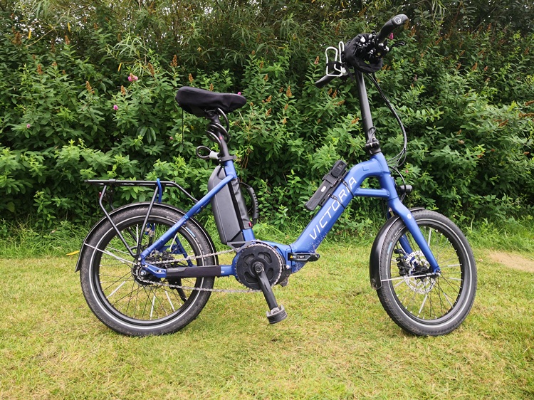 Victoria E-Bike-Klapprad mit Bosch Active Line Plus im Praxiseinsatz auf der Wiese