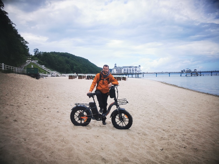 Hinterrad eines MYVELO Molinar E-Fatbikes im tiefen Sand am Strand