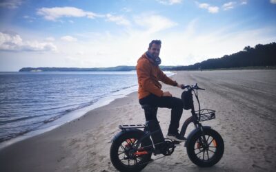 Vakole Y20 Pro E-Fatbike am Strand während einer Tour an der Ostsee