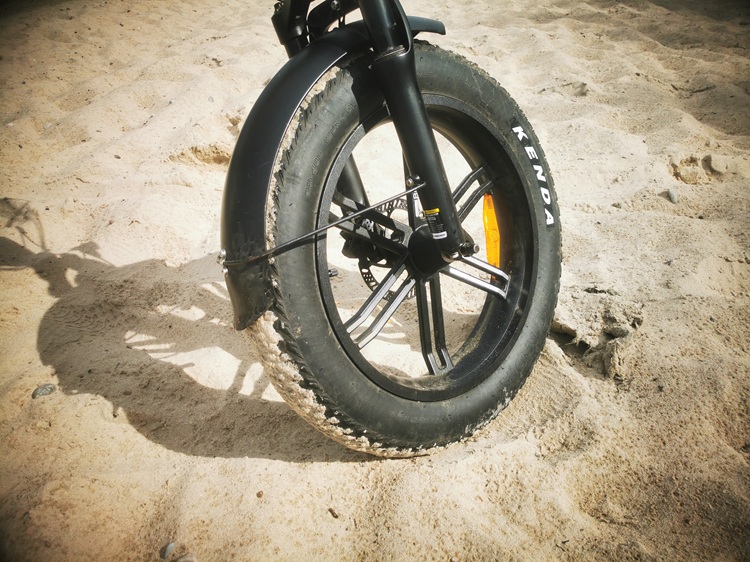 Breiter Fatbike-Reifen im Sand während einer Fahrt am Ostseestrand