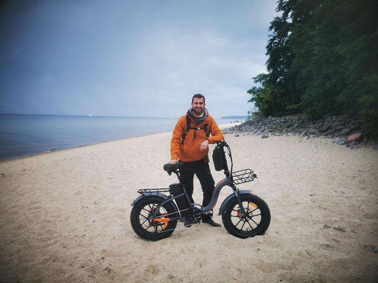 Klapprad Klemens mit dem Vakole Y20 Pro E-Fatbike am Ostseestrand nach einer Küstentour