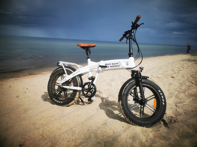 MYVELO Molinar E-Fatbike mit 4 Zoll breiten Reifen am Sandstrand der Ostsee