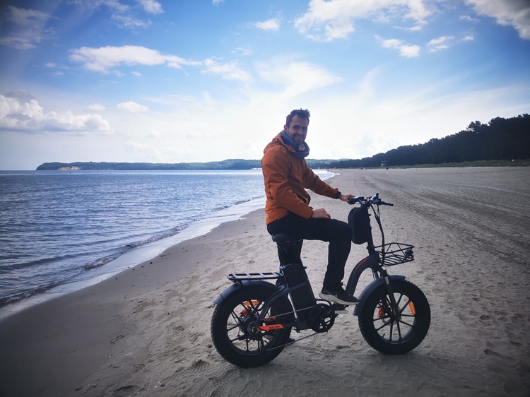 Vakole Y20 Pro E-Fatbike am Strand während einer Tour an der Ostsee