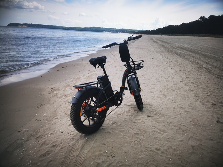 Vakole Y20 Pro E-Fatbike auf festem Sand am Ostseestrand während einer Küstentour