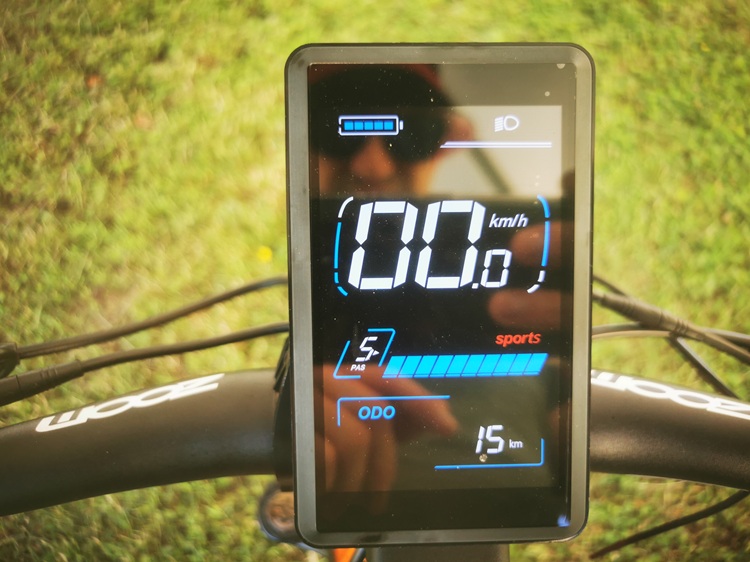 Display des Lankeleisi MG 600 Lite mit Unterstützungsstufe 5 und Akkuanzeige