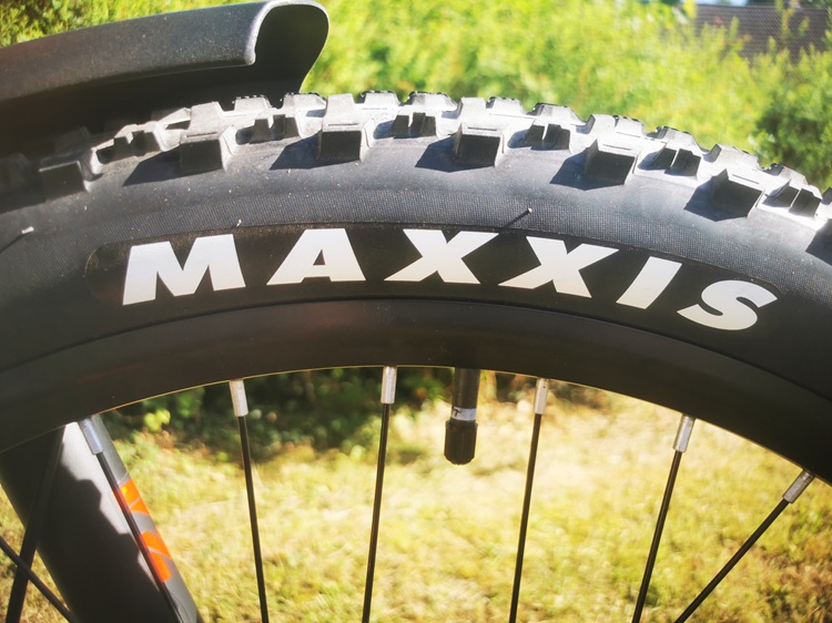 2,4 Zoll breiter Maxxis-Ardent-Reifen am Lankeleisi MG 600 Lite